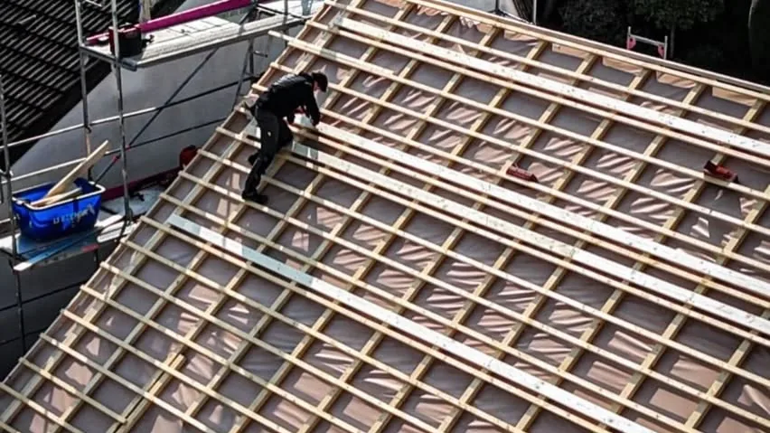 L'équipe de couvreurs Rêver Toiture sur un chantier à Orléans