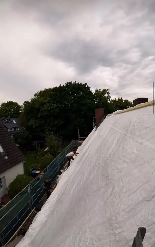 Détail de zinguerie autour d'un Velux
