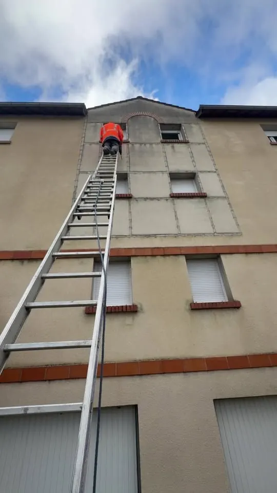 Couvreur au travail sur le toit