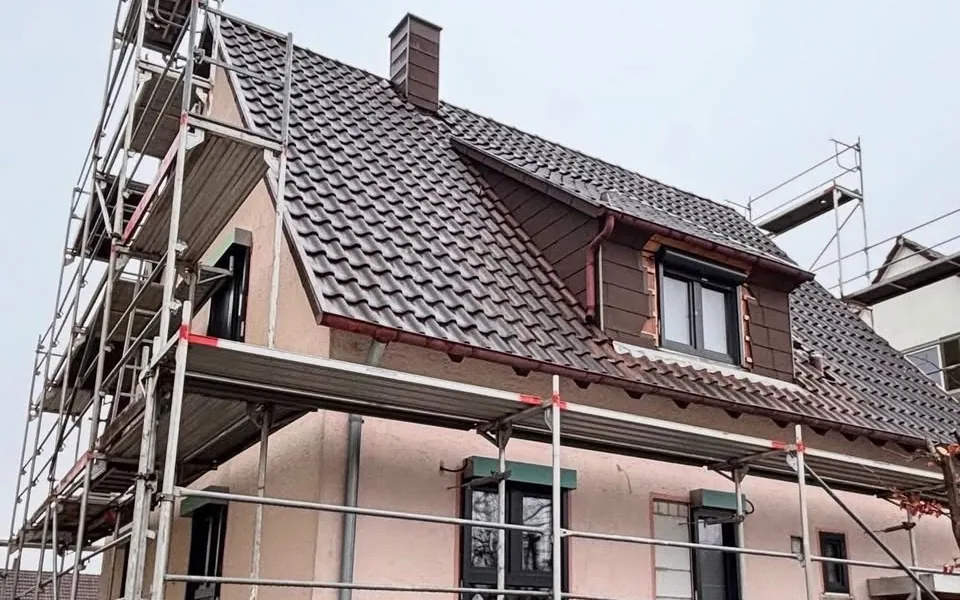 Couvreur Rêver Toiture rénovant une toiture à Orléans