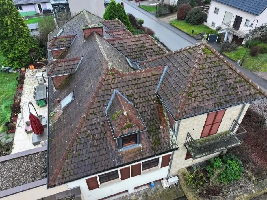 Vue aérienne d'une toiture rénovée à Orléans